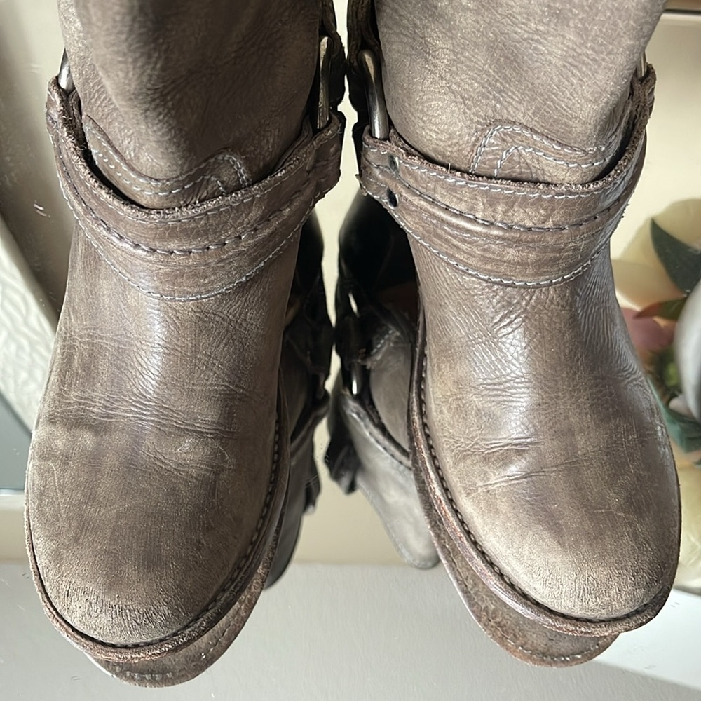 FRYE Women's Carmen Harness Short Taupe Leather Heeled Boots - Picture 4 of 15